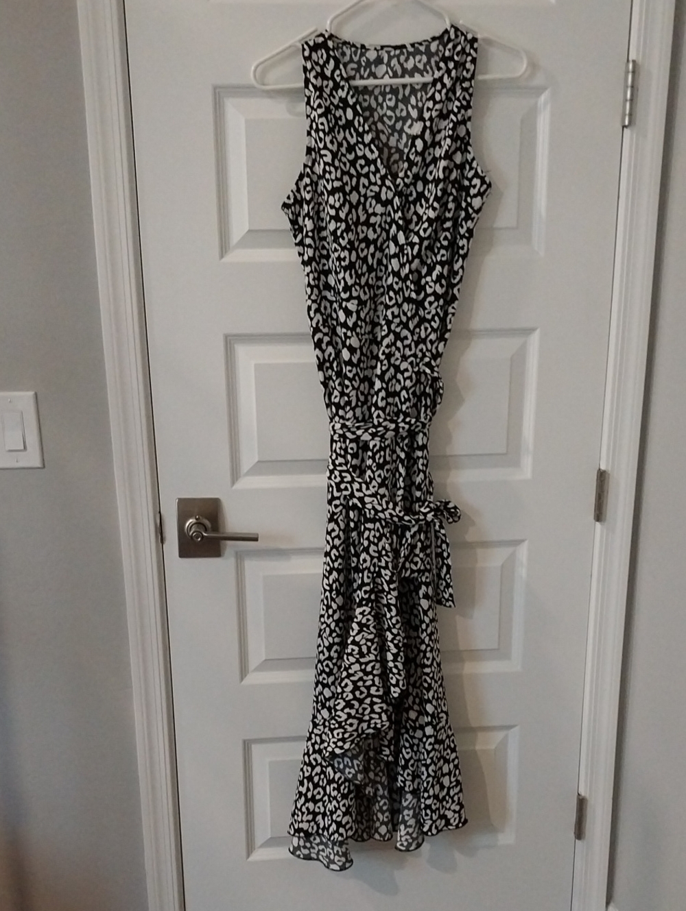 Black and White Sleeveless Maxi Print Wrap Dress with Tie Waist M